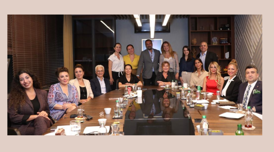 100 Sigortacı Kadın Yüz, Yüksek Topuklar Belgesi Yayına Hazır